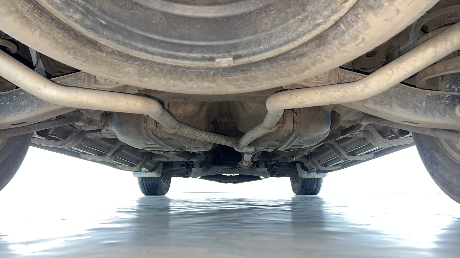 Used 2016 Mahindra XUV500 W10 AT Diesel Automatic extra REAR UNDERBODY VIEW (TAKEN FROM REAR)