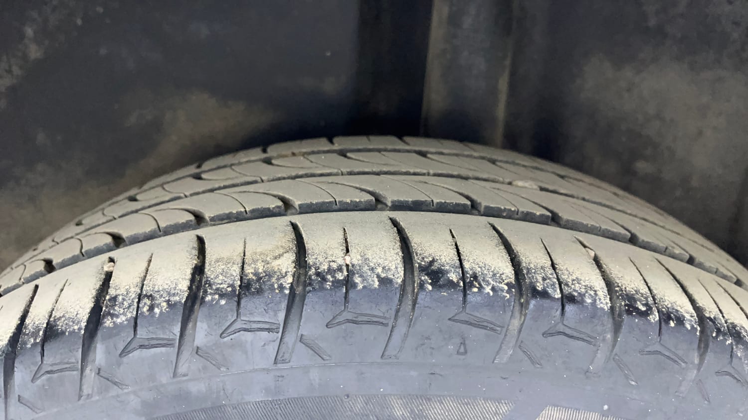 Used 2018 Volkswagen Ameo Comfortline 1.0L (P) Petrol Manual tyres LEFT REAR TYRE TREAD VIEW
