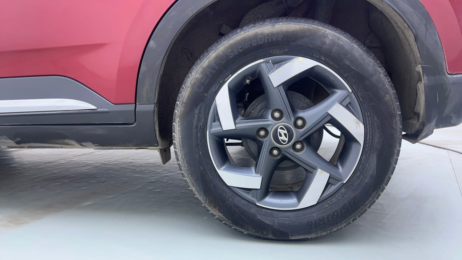 Used 2019 Hyundai Venue SX Plus 1.0 Turbo DCT Dual Tone Petrol Automatic tyres LEFT REAR TYRE RIM VIEW