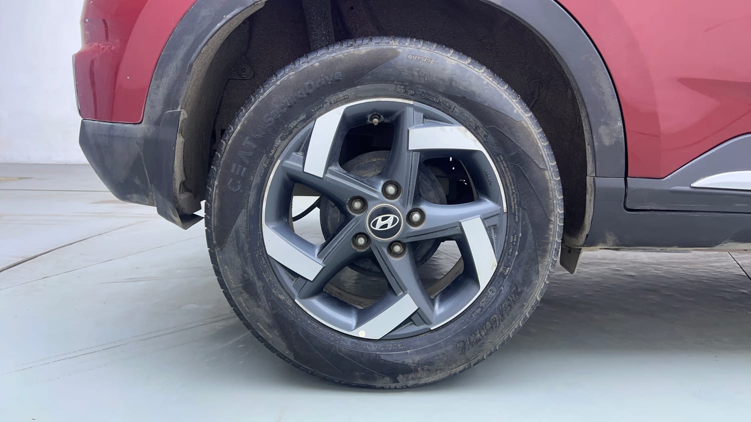Used 2019 Hyundai Venue SX Plus 1.0 Turbo DCT Dual Tone Petrol Automatic tyres RIGHT REAR TYRE RIM VIEW