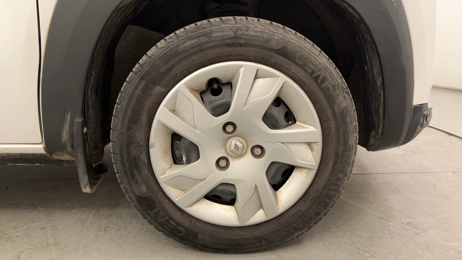 Used 2020 Renault Kwid RXL Petrol Manual tyres RIGHT FRONT TYRE RIM VIEW
