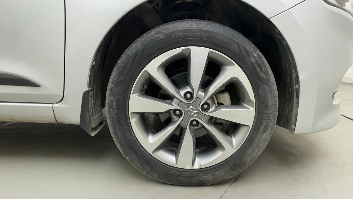 Used 2015 Hyundai Elite i20 Sportz 1.2 (O) Petrol Manual tyres RIGHT FRONT TYRE RIM VIEW