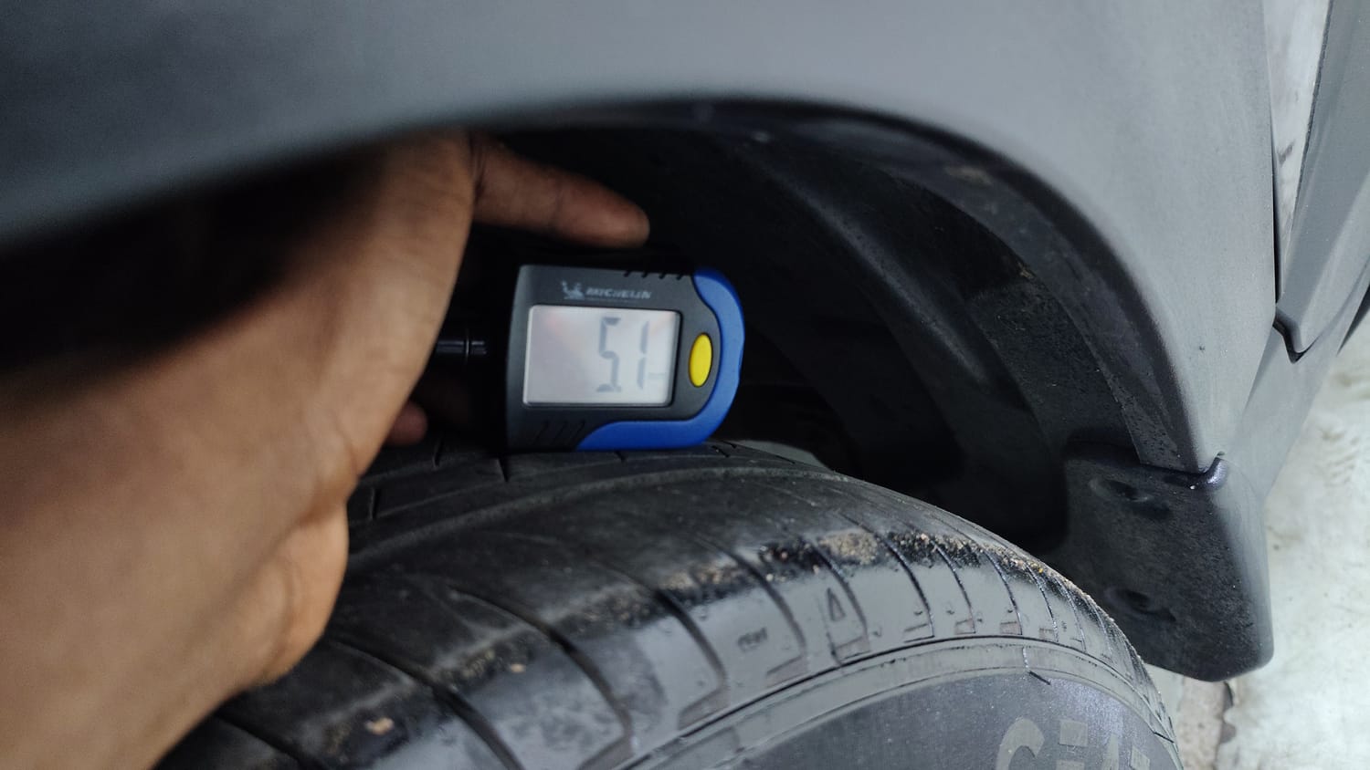 Used 2025 Hyundai Exter SX (O) Connect 1.2 AMT Knight Edition Petrol Automatic tyres LEFT FRONT TYRE TREAD VIEW