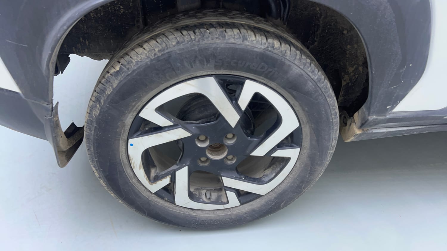 Used 2021 Nissan Magnite XV Premium Turbo CVT Petrol Automatic tyres RIGHT REAR TYRE RIM VIEW