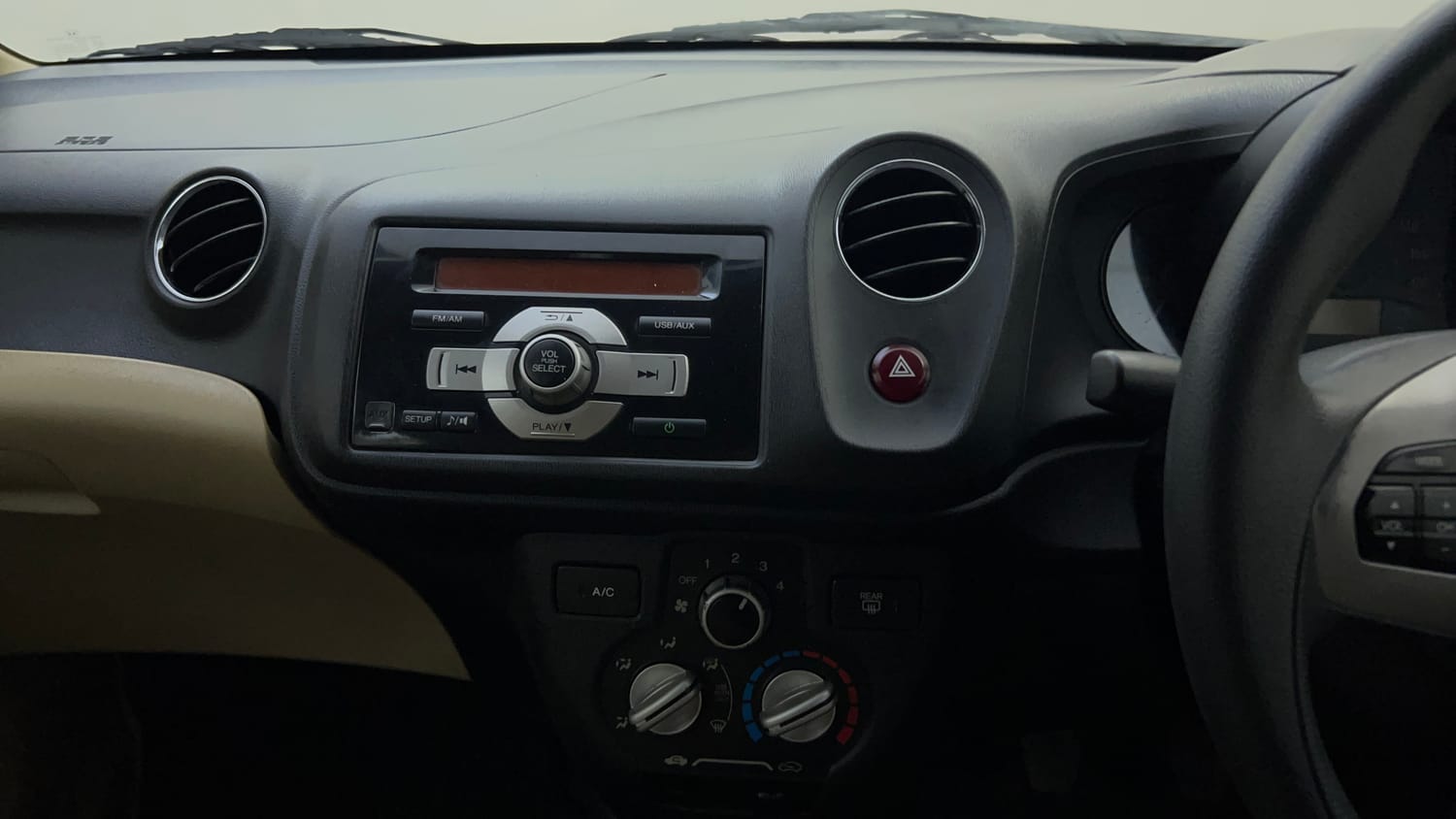 Used 2015 Honda Amaze 1.2 SX i-VTEC Petrol Manual top_features Integrated (in-dash) music system