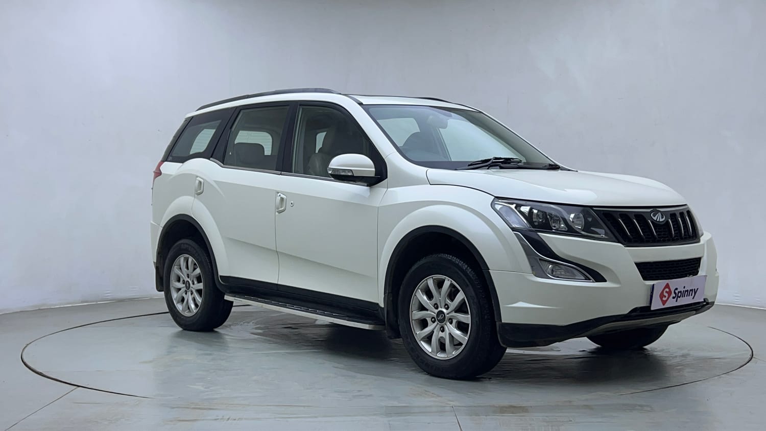 Used 2016 Mahindra XUV500 W10 AT Diesel Automatic exterior RIGHT FRONT CORNER VIEW