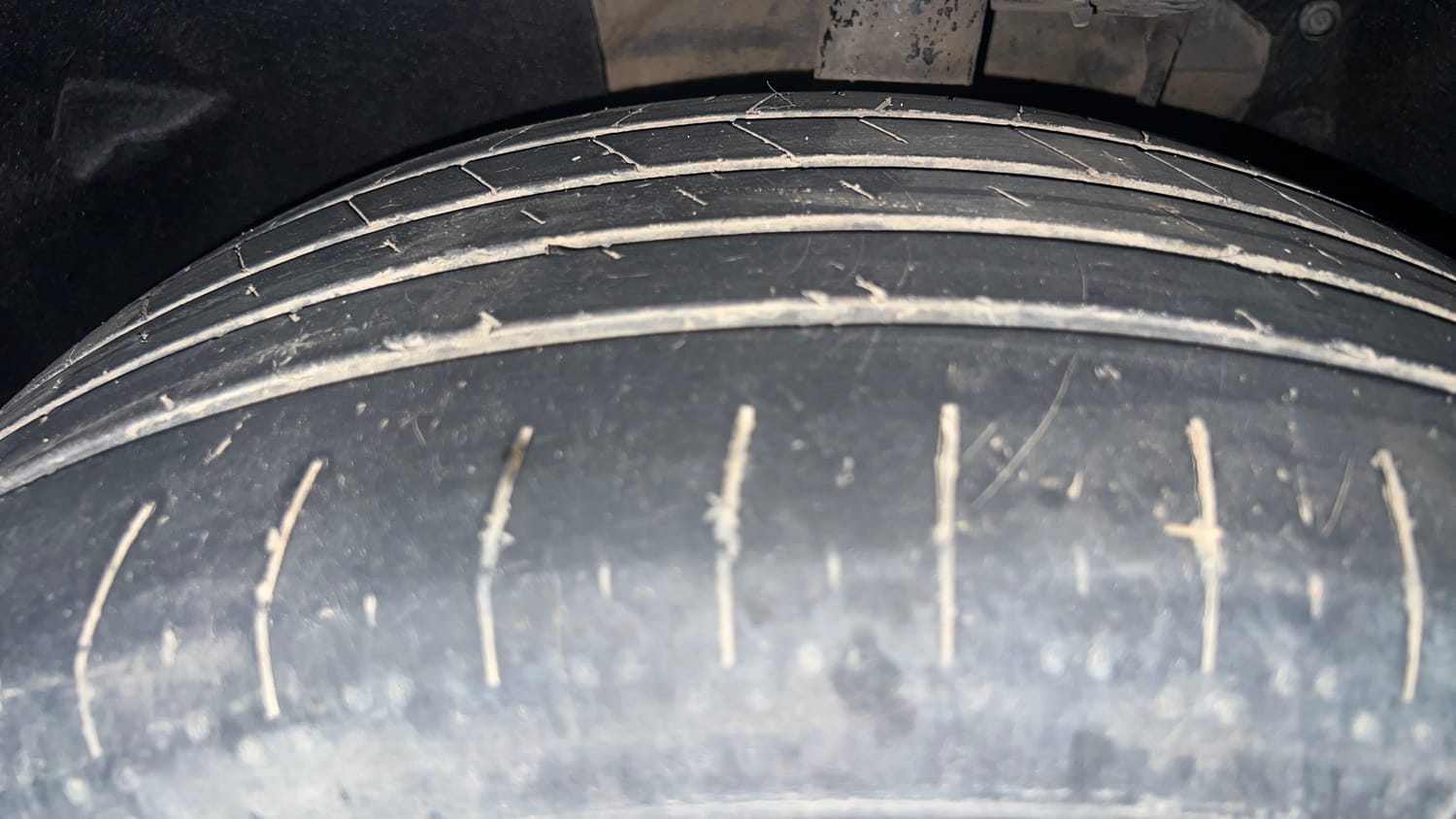 Used 2021 Mahindra XUV700 AX 7 Petrol AT Luxury Pack 7 STR Petrol Automatic tyres LEFT FRONT TYRE TREAD VIEW