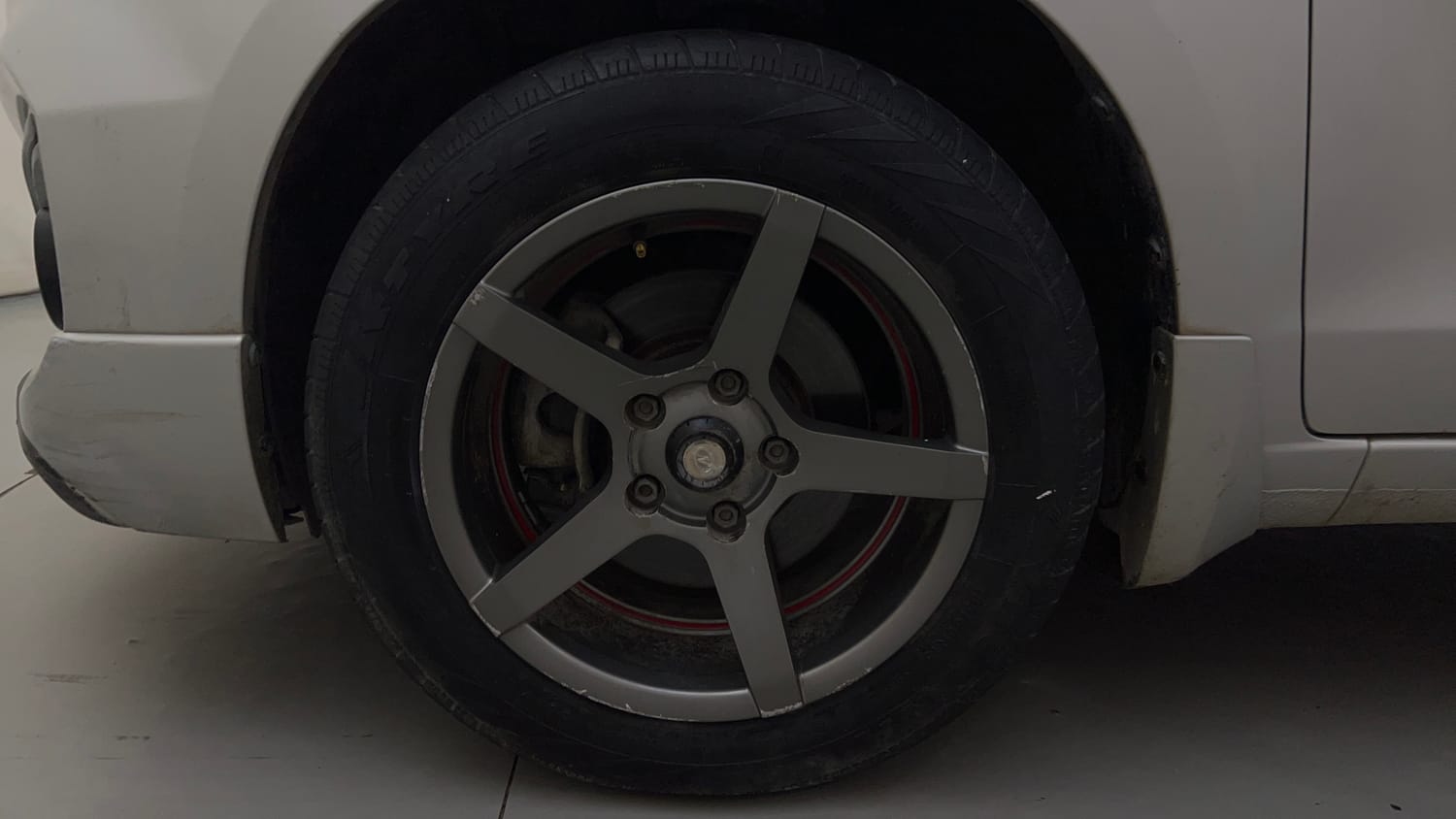 Used 2017 Maruti Suzuki Ertiga VXI AT Petrol Automatic tyres LEFT FRONT TYRE RIM VIEW