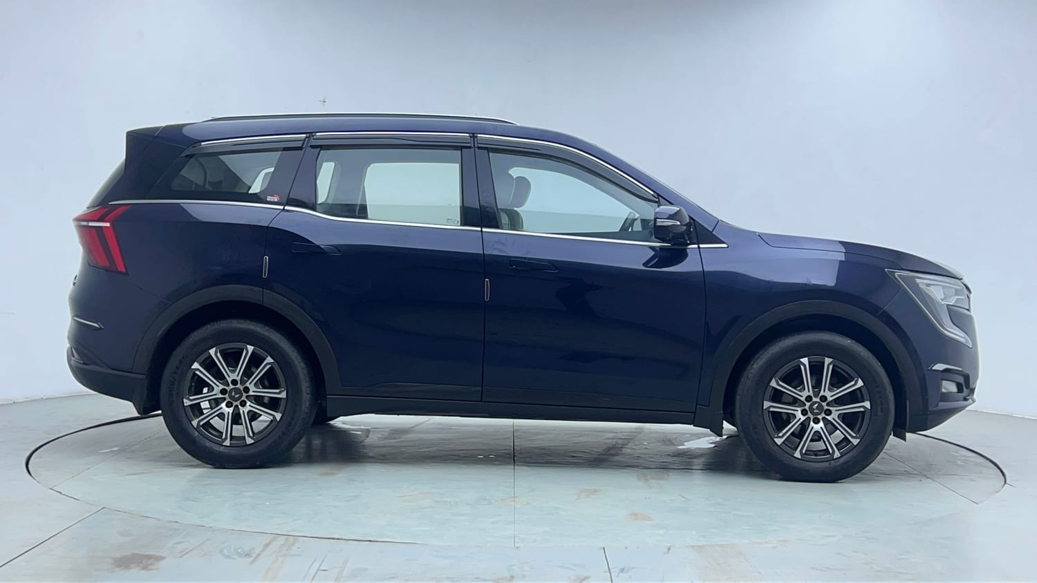 Used 2021 Mahindra XUV700 AX 7 Petrol AT Luxury Pack 7 STR Petrol Automatic exterior RIGHT SIDE VIEW