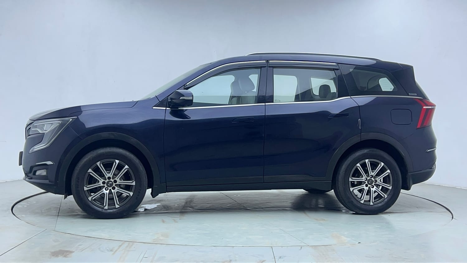 Used 2021 Mahindra XUV700 AX 7 Petrol AT Luxury Pack 7 STR Petrol Automatic exterior LEFT SIDE VIEW