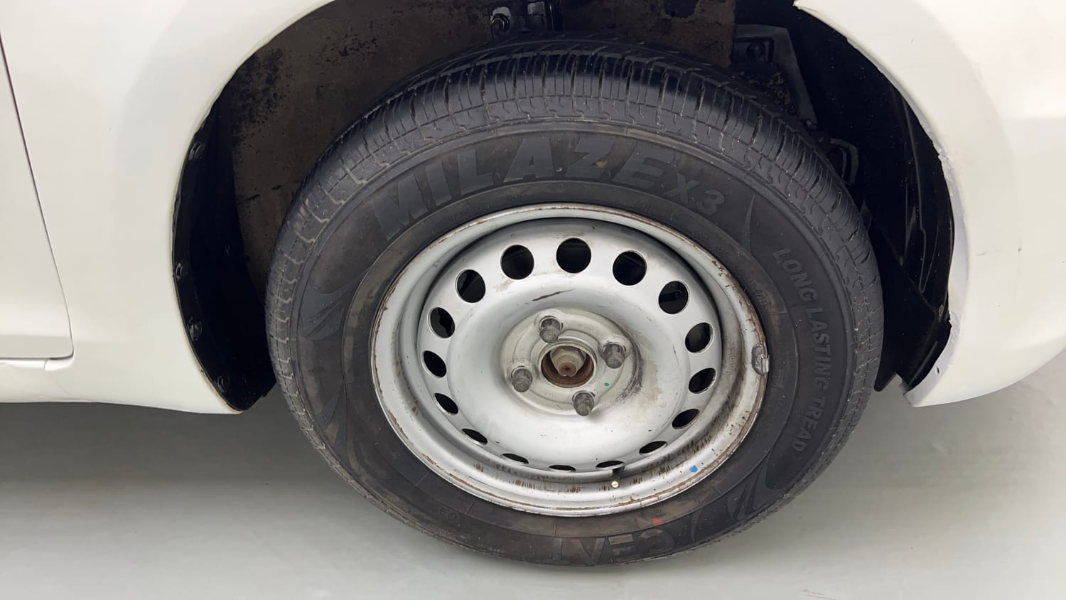 Used 2015 Maruti Suzuki Swift Lxi (O) Petrol Manual tyres RIGHT FRONT TYRE RIM VIEW