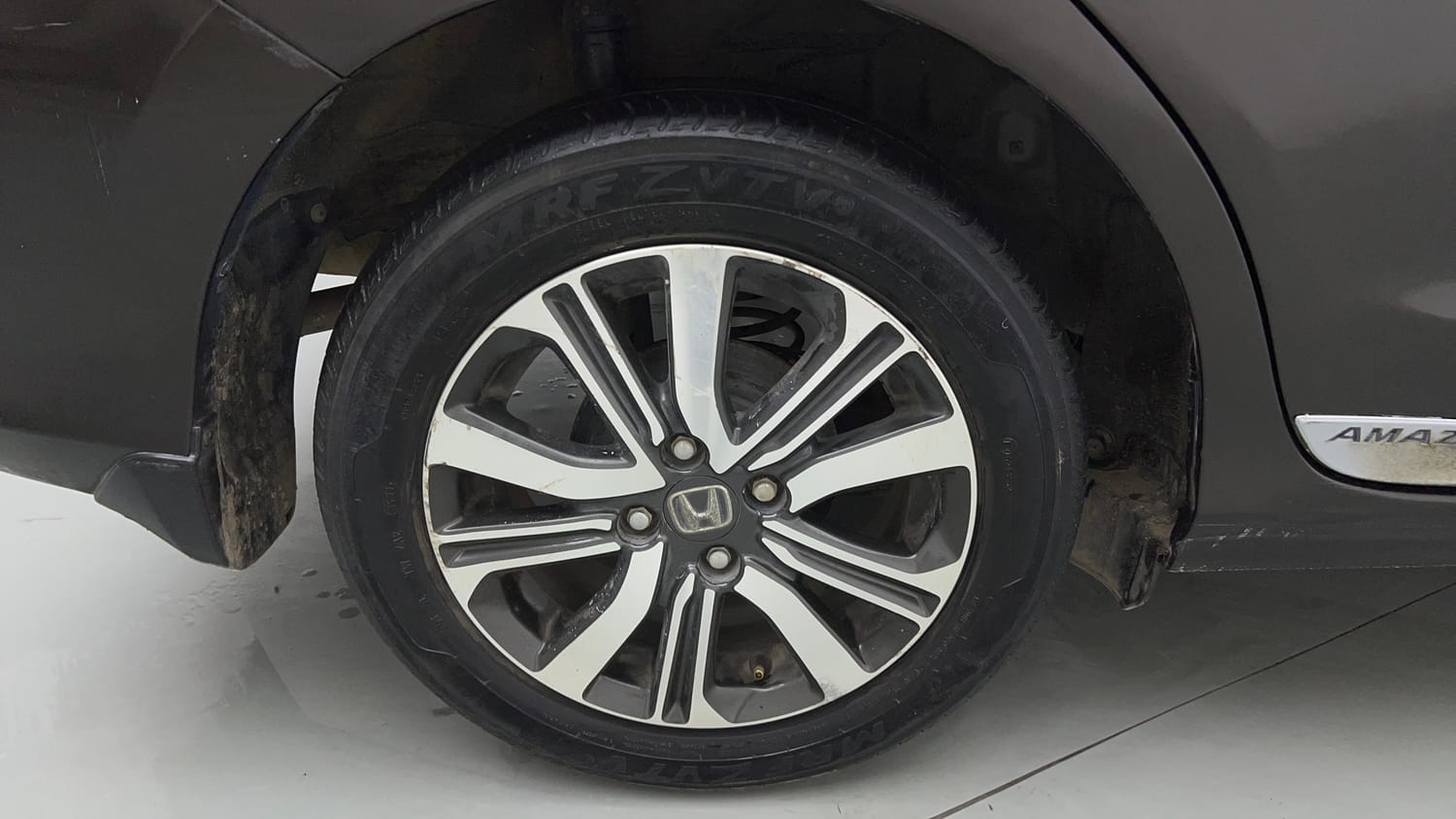 Used 2022 Honda Amaze VX CVT 1.2 Petrol Petrol Automatic tyres RIGHT REAR TYRE RIM VIEW