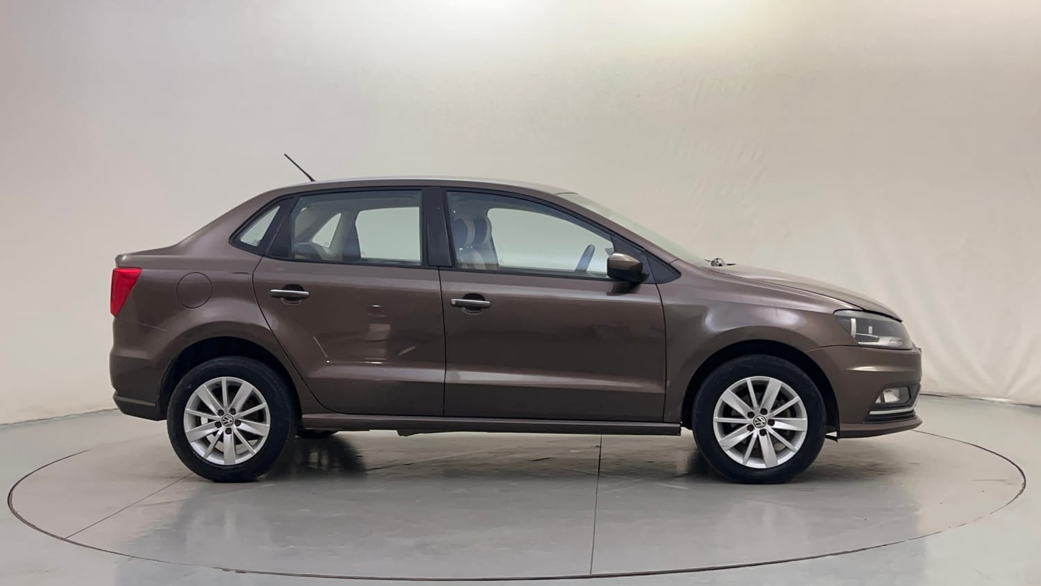 Used 2016 Volkswagen Ameo Highline1.2L (P) Petrol Manual exterior RIGHT SIDE VIEW
