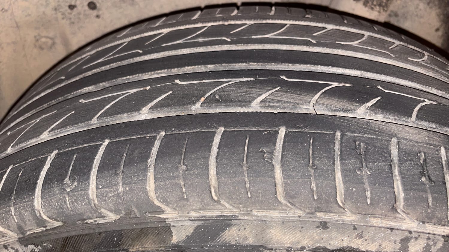 Used 2014 Volkswagen Polo Highline1.2L (P) Petrol Manual tyres LEFT REAR TYRE TREAD VIEW