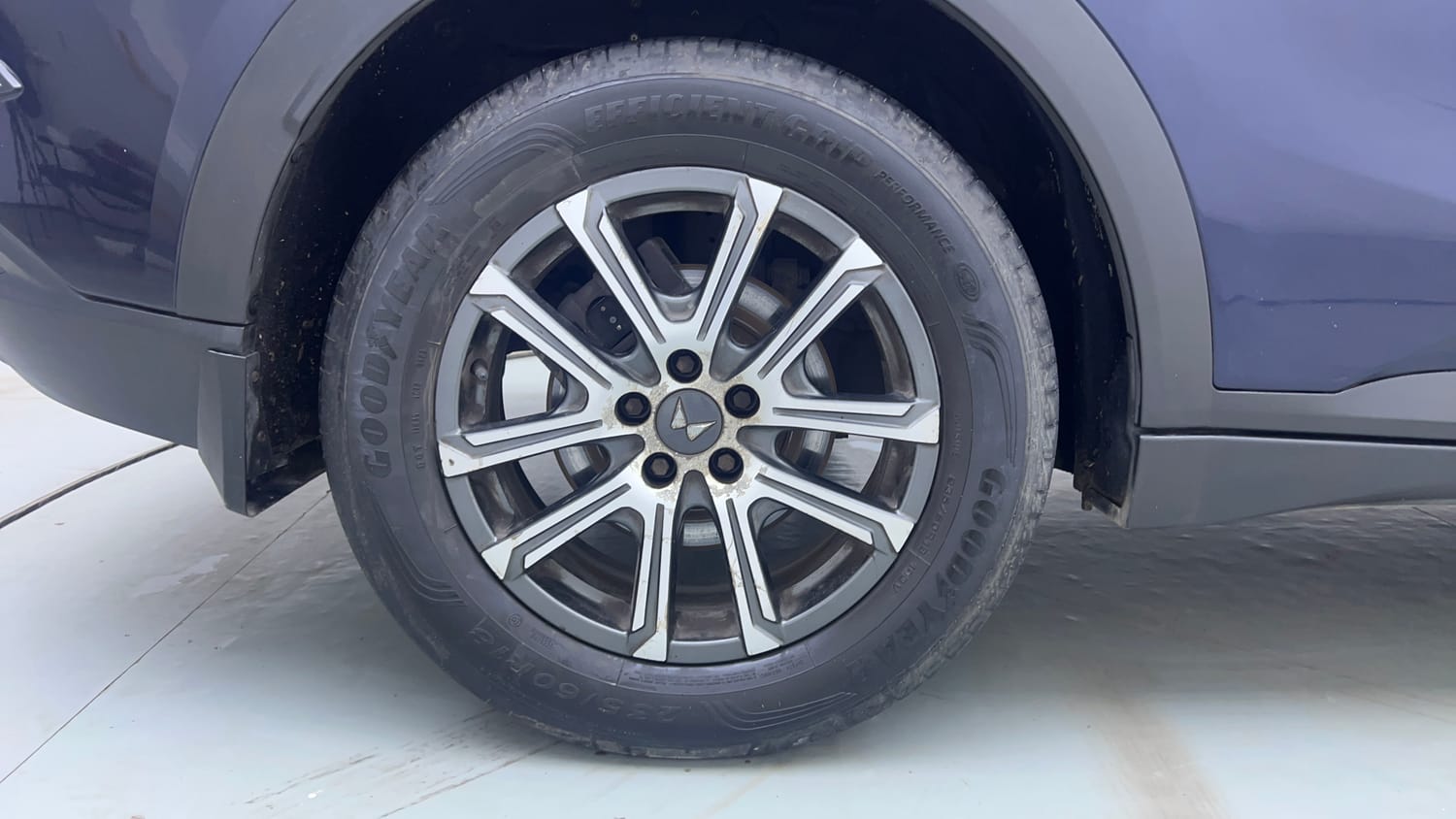 Used 2021 Mahindra XUV700 AX 7 Petrol AT Luxury Pack 7 STR Petrol Automatic tyres RIGHT REAR TYRE RIM VIEW