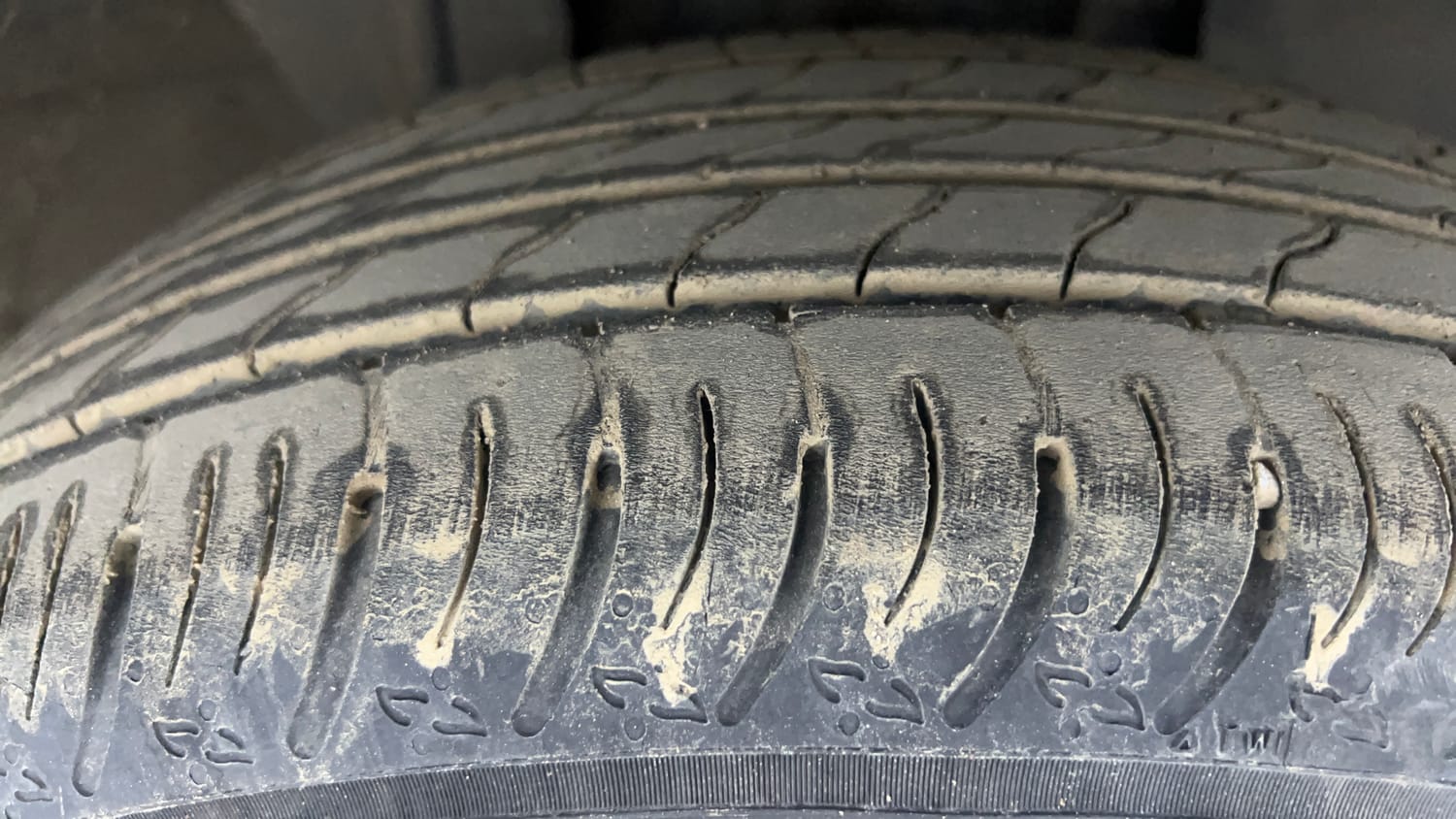 Used 2021 Nissan Magnite XV Premium Turbo CVT Petrol Automatic tyres RIGHT FRONT TYRE TREAD VIEW