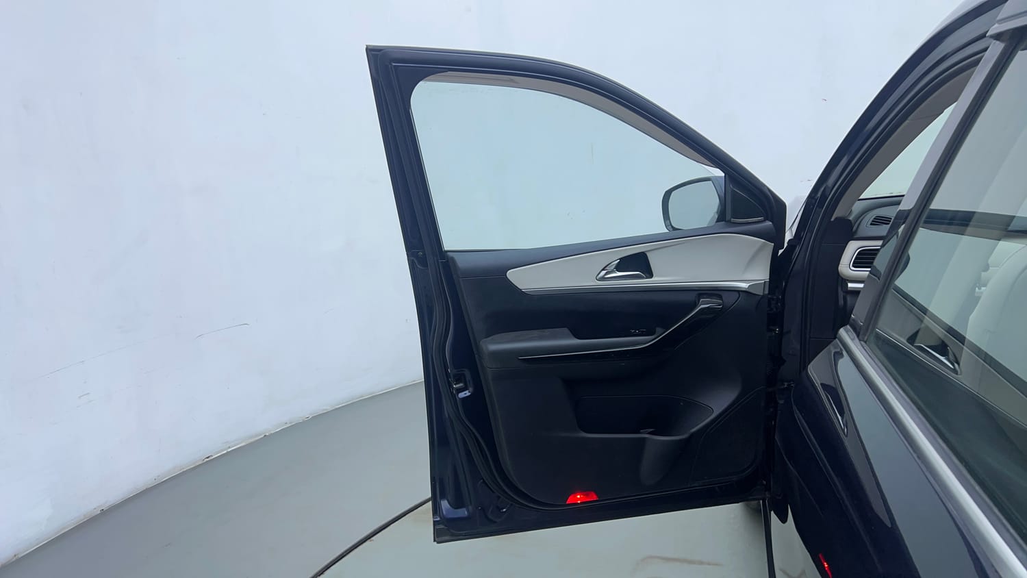 Used 2021 Mahindra XUV700 AX 7 Petrol AT Luxury Pack 7 STR Petrol Automatic interior LEFT FRONT DOOR OPEN VIEW