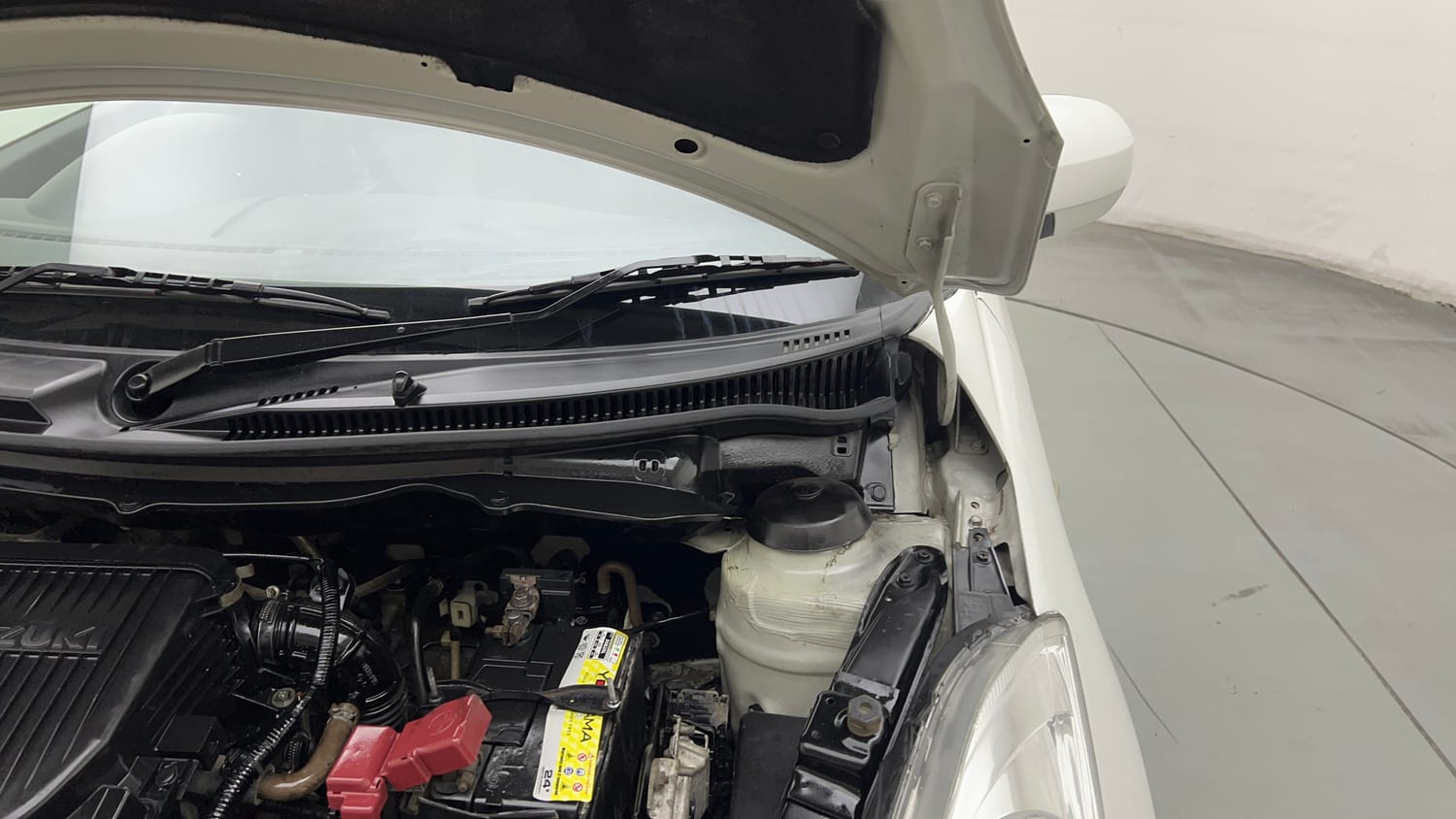 Used 2015 Maruti Suzuki Swift Lxi (O) Petrol Manual engine ENGINE LEFT SIDE HINGE & APRON VIEW