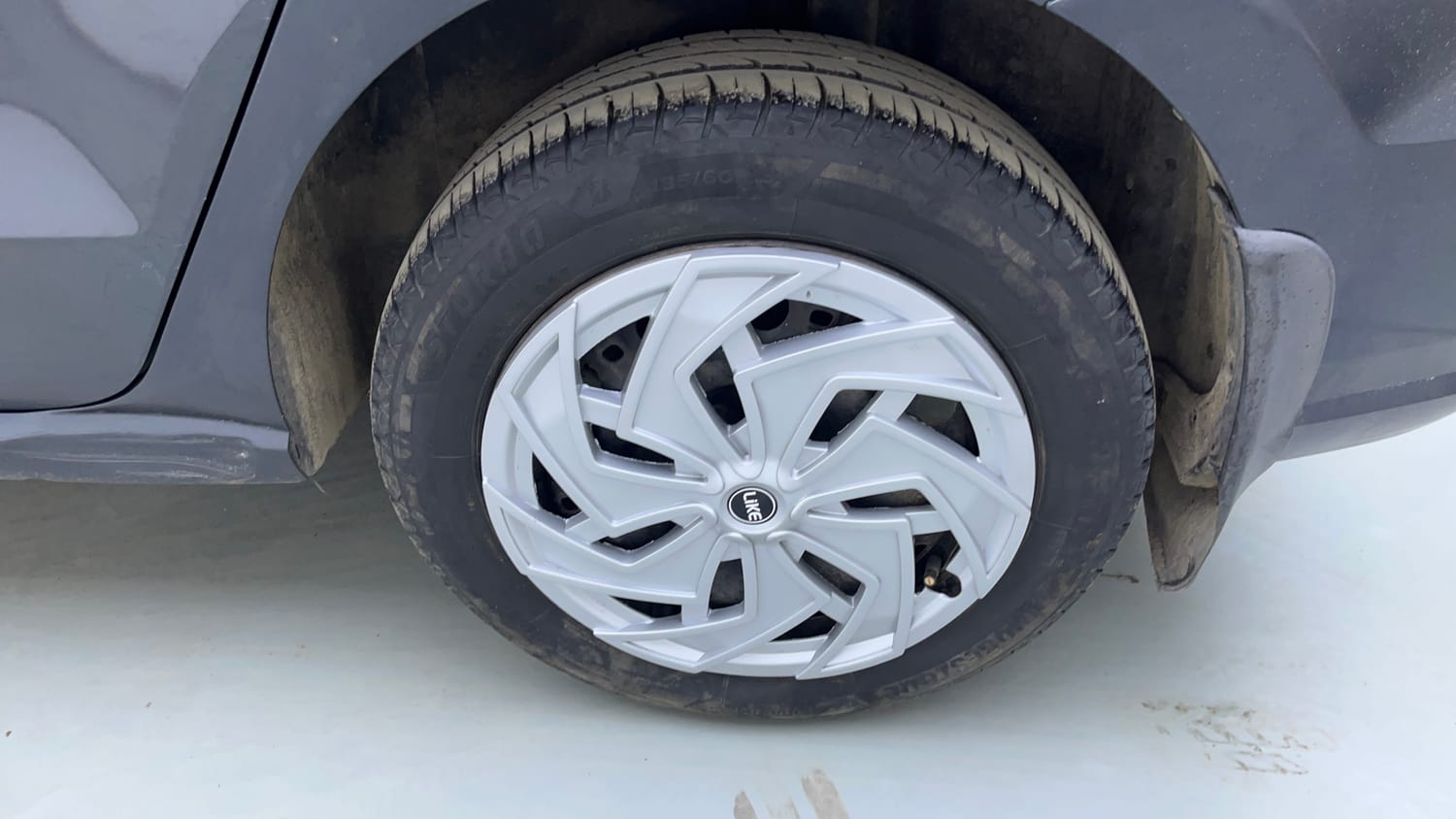 Used 2018 Volkswagen Ameo Comfortline 1.0L (P) Petrol Manual tyres LEFT REAR TYRE RIM VIEW