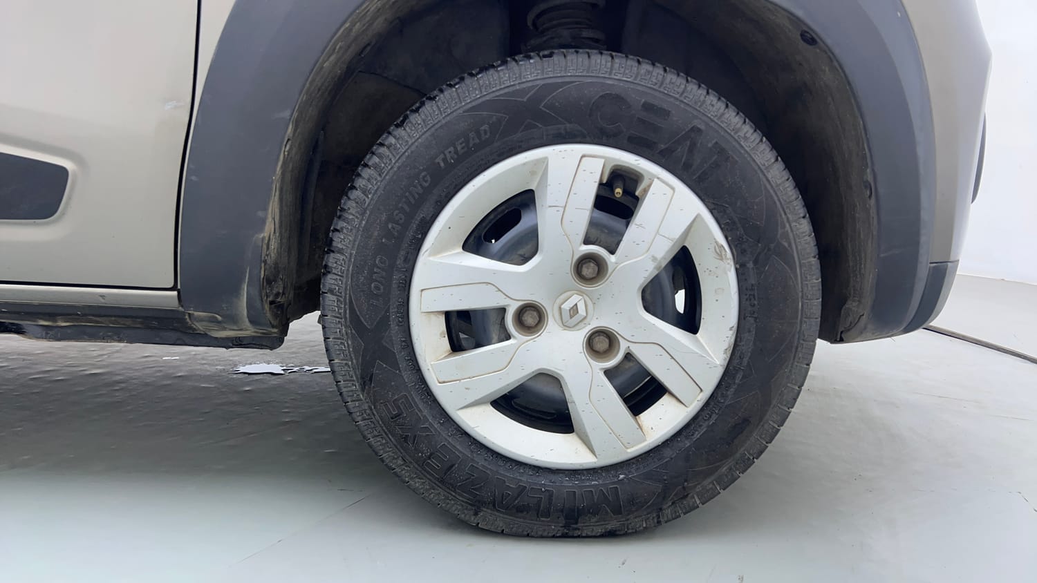Used 2019 Renault Kwid RXT Opt Petrol Manual tyres RIGHT FRONT TYRE RIM VIEW