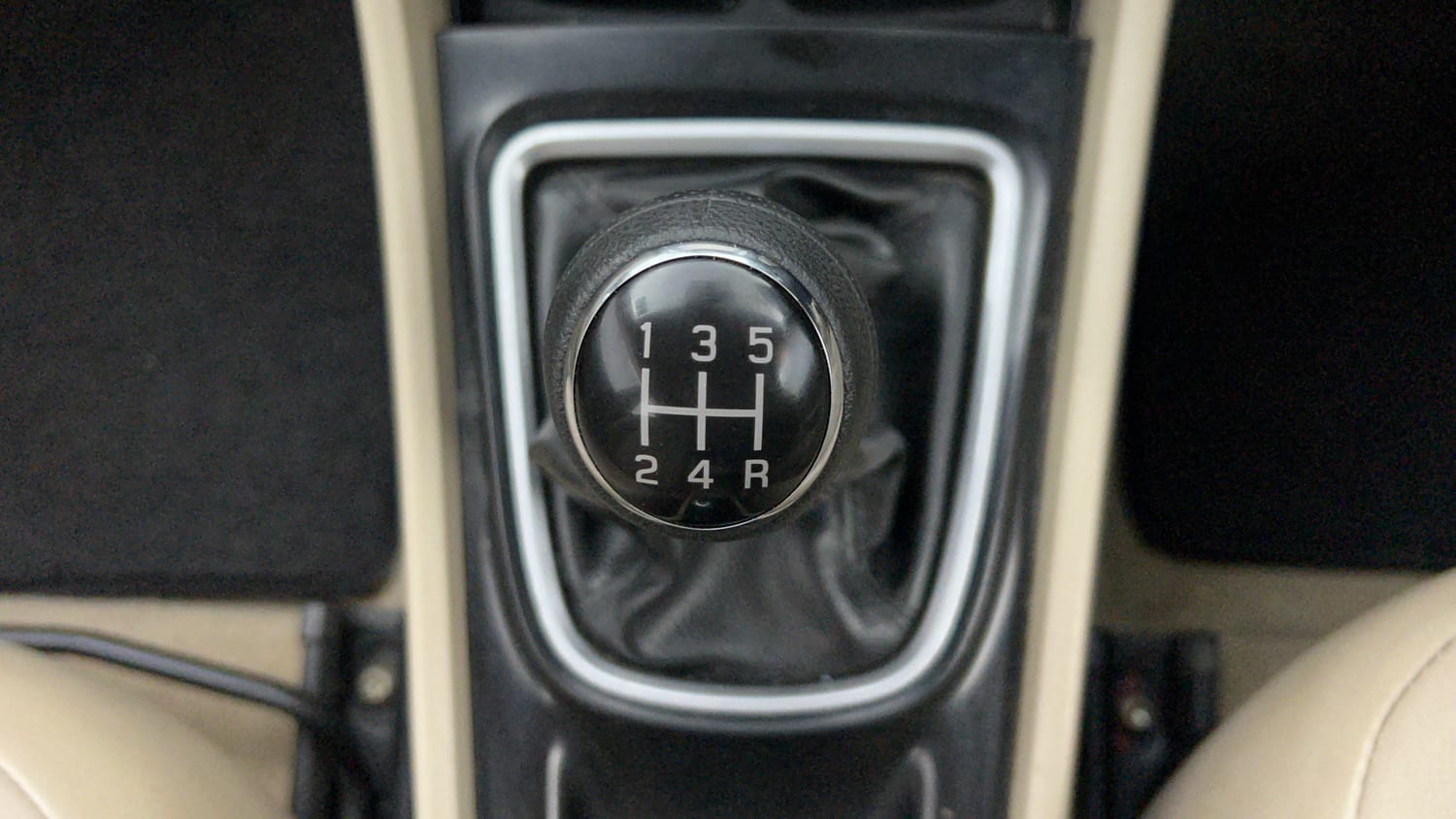 Used 2015 Maruti Suzuki Ciaz ZXI+ Petrol Manual interior GEAR  KNOB VIEW