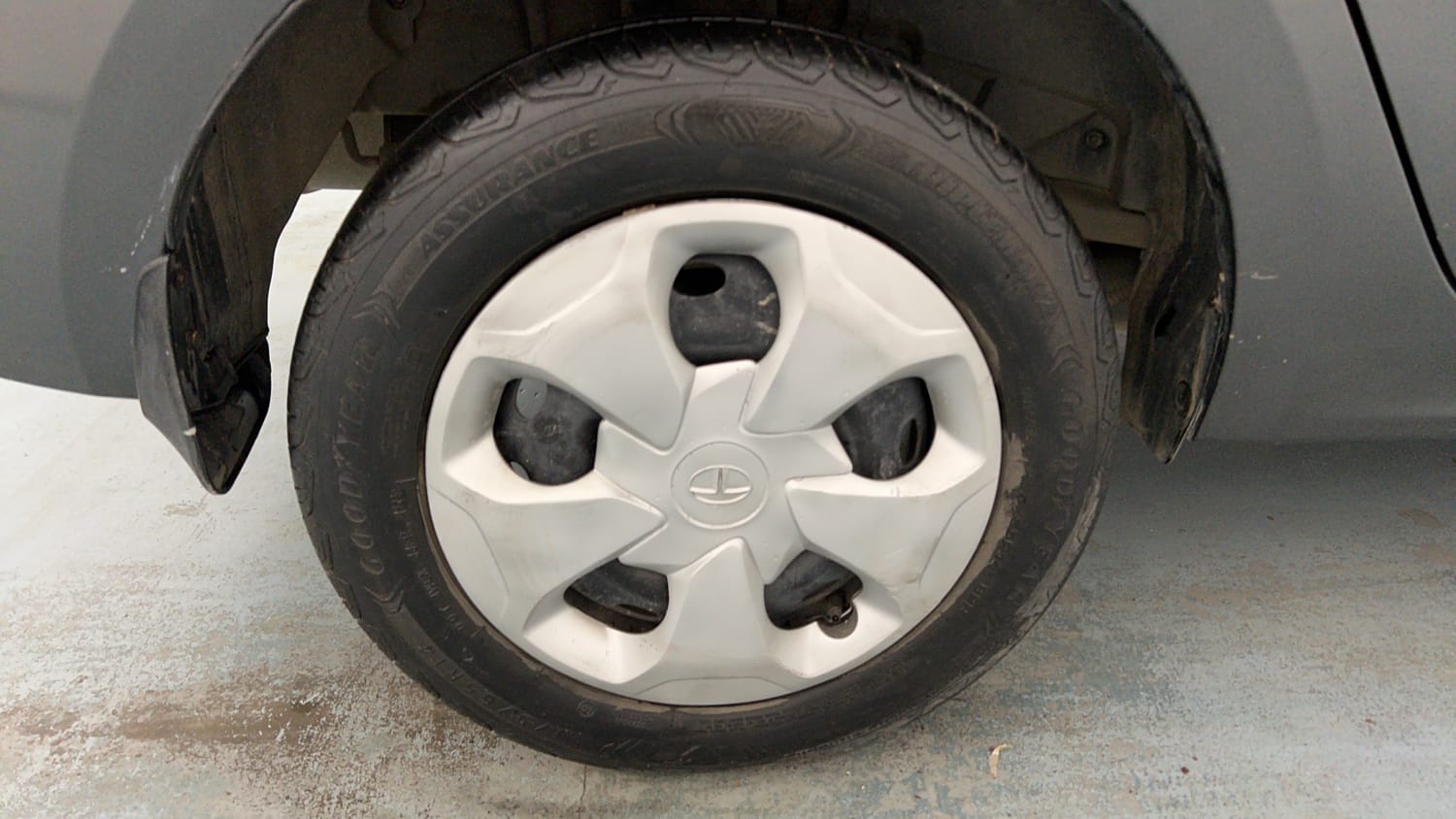 Used 2023 Tata Tigor XZ CNG Cng Manual tyres RIGHT REAR TYRE RIM VIEW