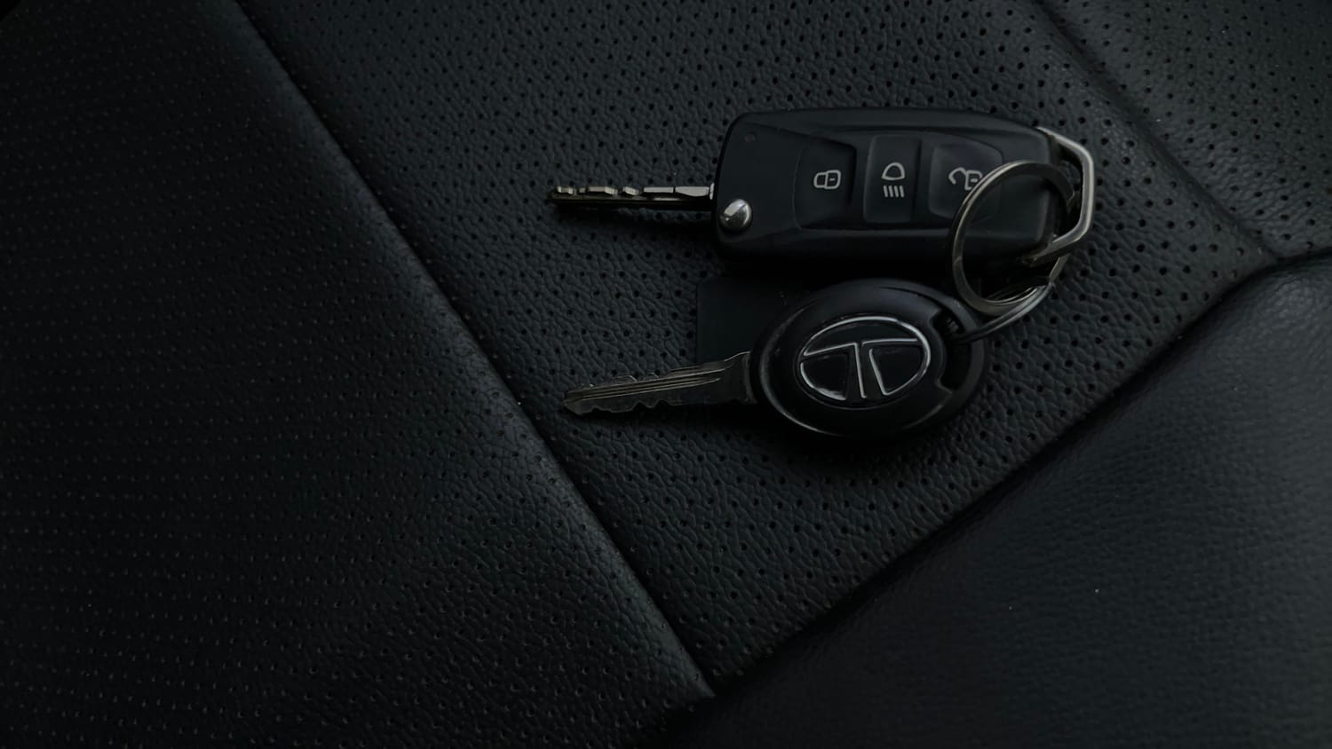 Used 2018 Tata Tiago Revotron XZ Petrol Manual extra CAR KEY VIEW