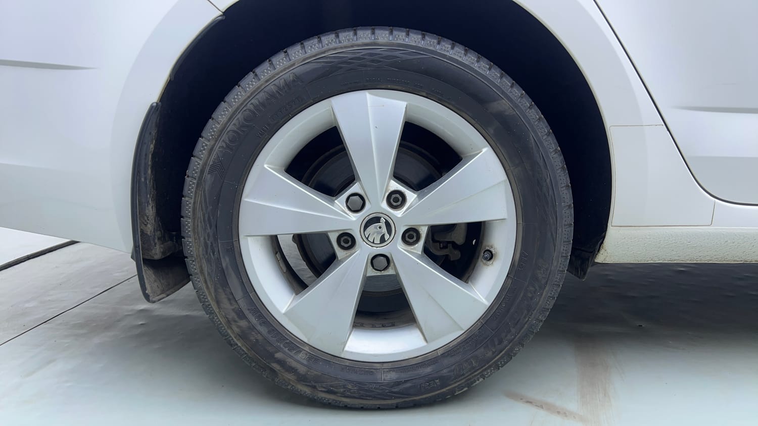 Used 2019 Skoda Octavia 1.8 TSI Style AT Petrol Automatic tyres RIGHT REAR TYRE RIM VIEW