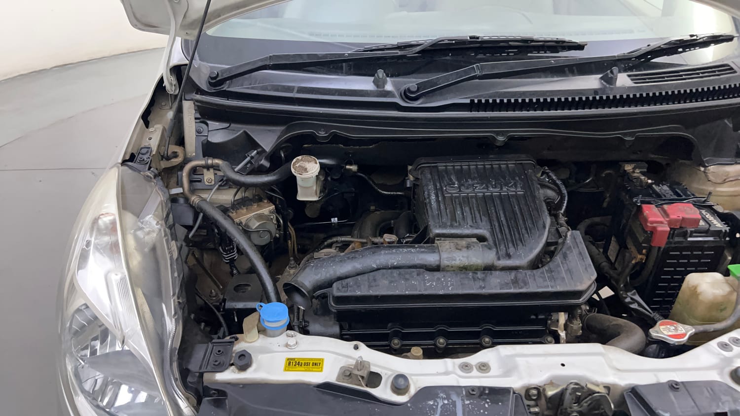 Used 2017 Maruti Suzuki Ertiga VXI AT Petrol Automatic engine ENGINE RIGHT SIDE HINGE & APRON VIEW
