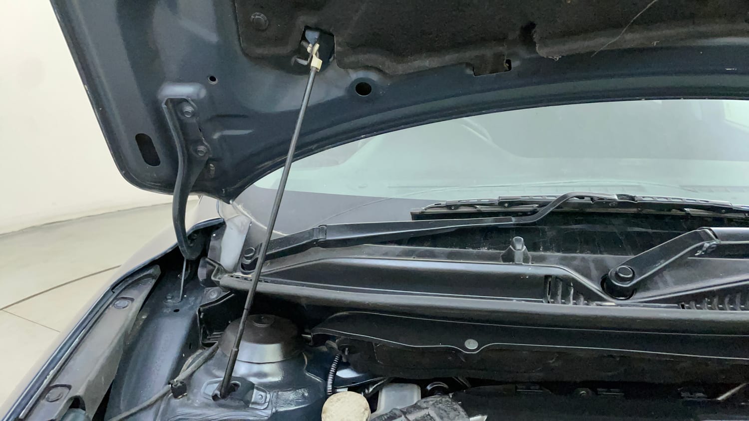 Used 2019 Maruti Suzuki Baleno Alpha Automatic Petrol Automatic engine ENGINE RIGHT SIDE HINGE & APRON VIEW