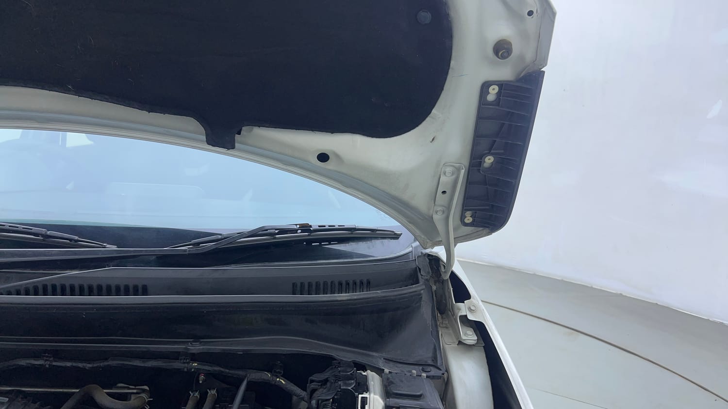 Used 2021 Maruti Suzuki Ignis Zeta 1.2 MT Petrol Manual engine ENGINE LEFT SIDE HINGE & APRON VIEW