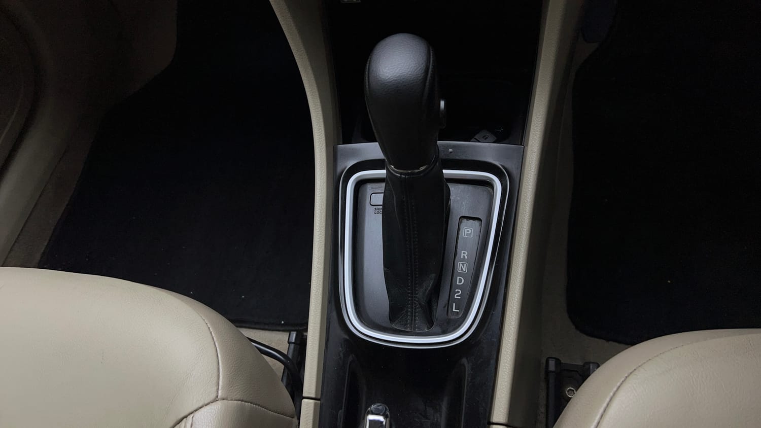 Used 2020 Maruti Suzuki Ciaz Alpha 1.5 AT Petrol Automatic interior GEAR  KNOB VIEW