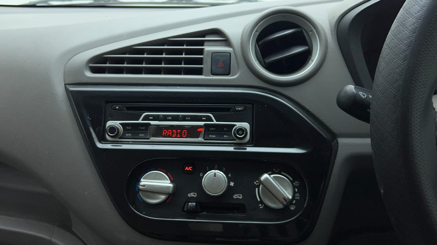 Used 2017 Datsun Redi-GO S Petrol Manual top_features Integrated (in-dash) music system