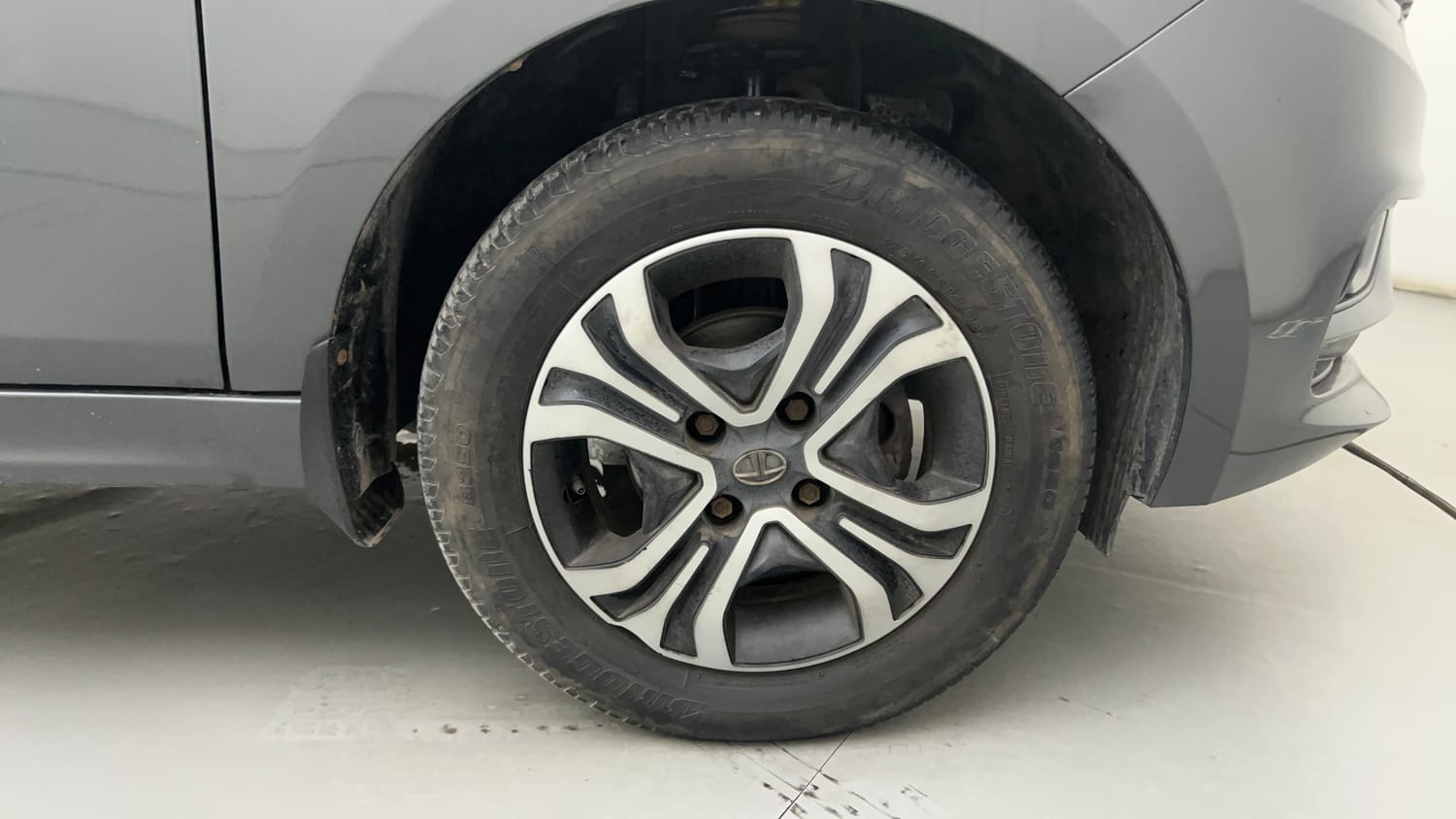 Used 2022 Tata Tiago XT CNG Cng Manual tyres RIGHT FRONT TYRE RIM VIEW
