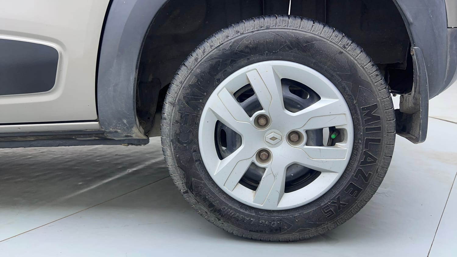 Used 2019 Renault Kwid RXT Opt Petrol Manual tyres LEFT REAR TYRE RIM VIEW