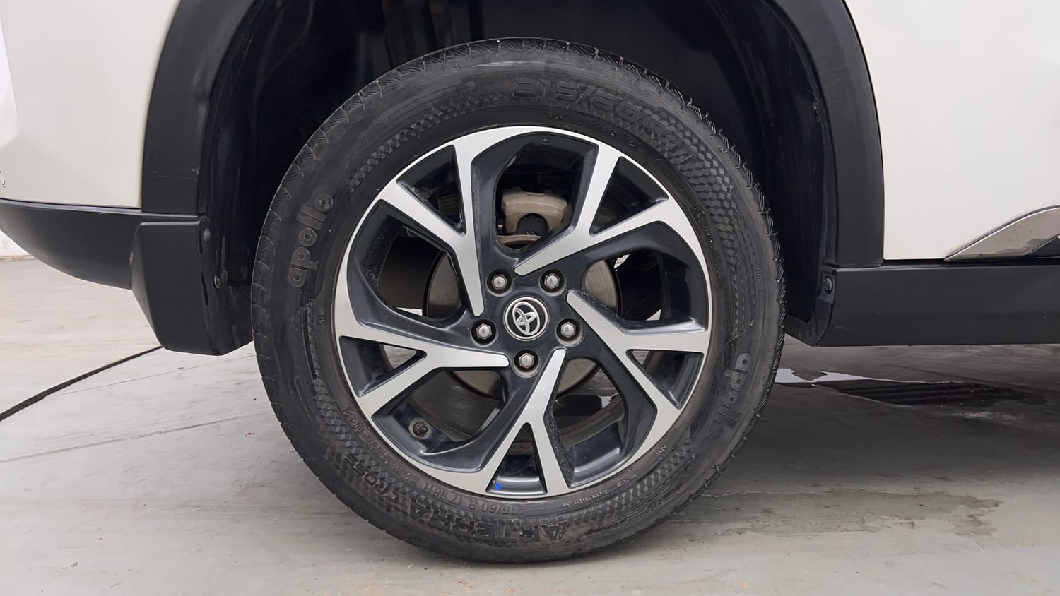 Used 2024 Toyota Urban Cruiser Hyryder G AT NeoDrive Petrol Automatic tyres RIGHT REAR TYRE RIM VIEW