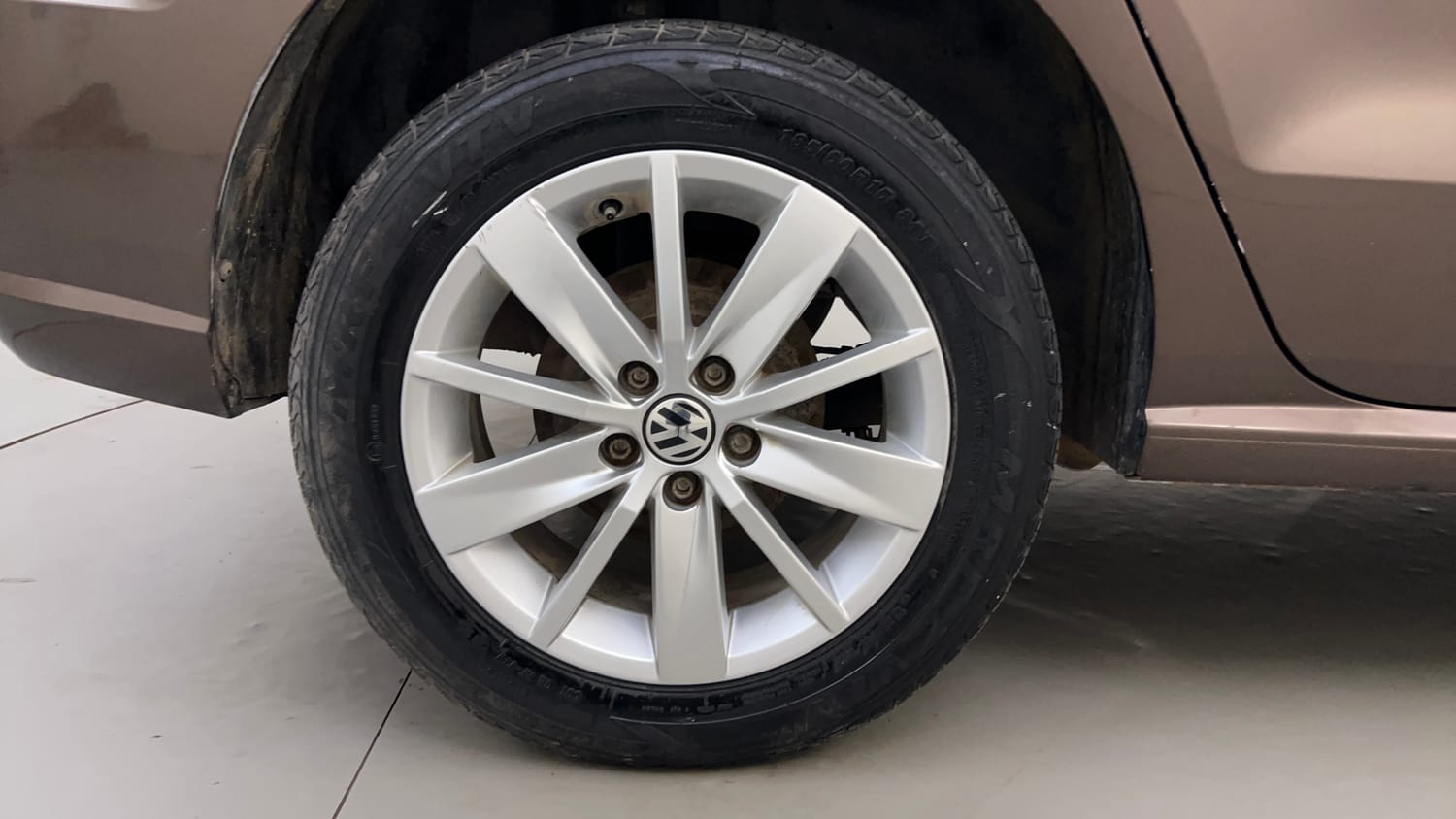 Used 2016 Volkswagen Ameo Highline1.2L (P) Petrol Manual tyres RIGHT REAR TYRE RIM VIEW