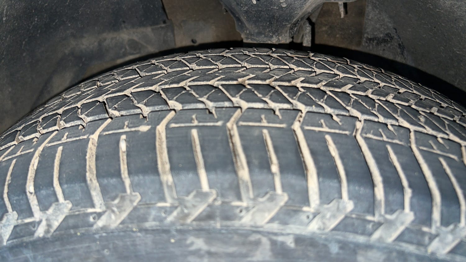 Used 2016 Mahindra XUV500 W10 AT Diesel Automatic tyres LEFT FRONT TYRE TREAD VIEW