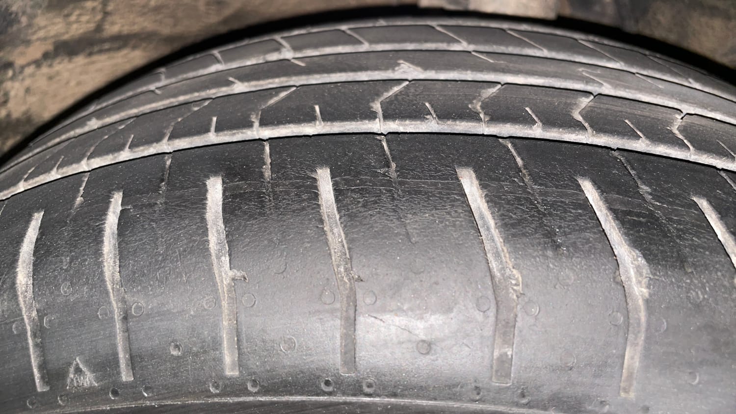 Used 2024 Hyundai Verna SX (O) 1.5 Turbo Petrol DCT Petrol Automatic tyres RIGHT FRONT TYRE TREAD VIEW