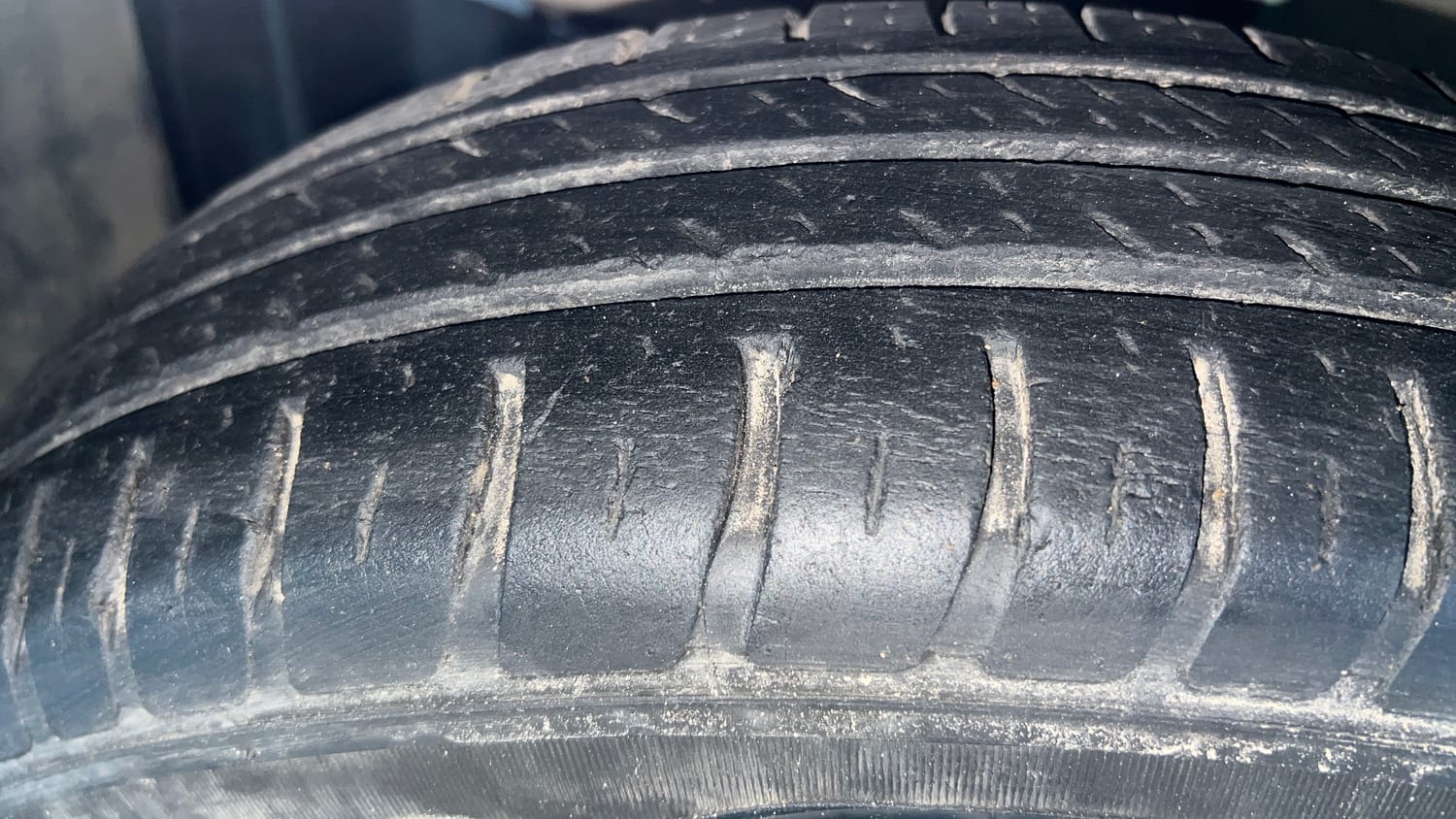 Used 2021 Maruti Suzuki Swift VXi Petrol Manual tyres LEFT FRONT TYRE TREAD VIEW