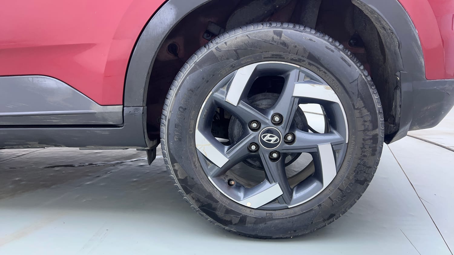 Used 2019 Hyundai Venue SX Plus 1.0 Turbo DCT Petrol Automatic tyres LEFT REAR TYRE RIM VIEW