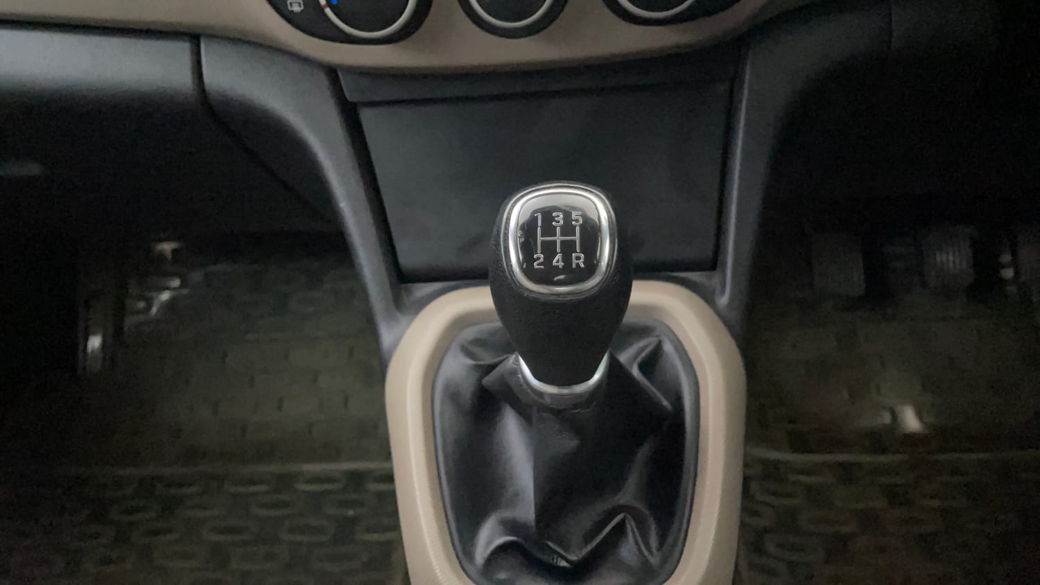 Used 2016 Hyundai Xcent SX 1.2 Petrol Manual interior GEAR  KNOB VIEW