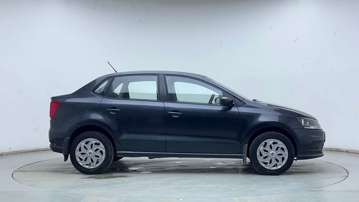 Used 2018 Volkswagen Ameo Comfortline 1.0L (P) Petrol Manual exterior RIGHT SIDE VIEW