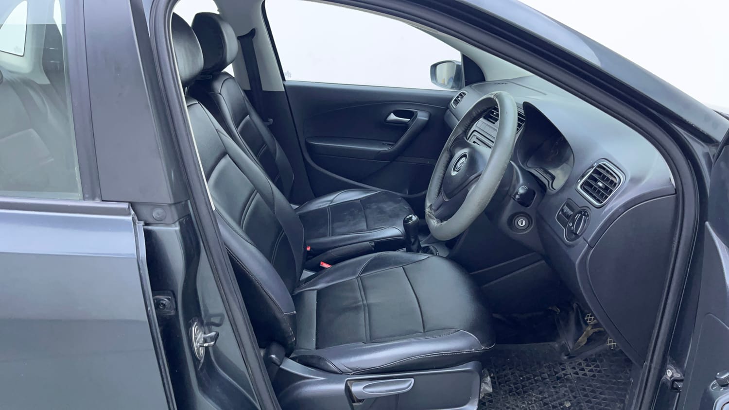 Used 2018 Volkswagen Ameo Comfortline 1.0L (P) Petrol Manual interior RIGHT SIDE FRONT DOOR CABIN VIEW