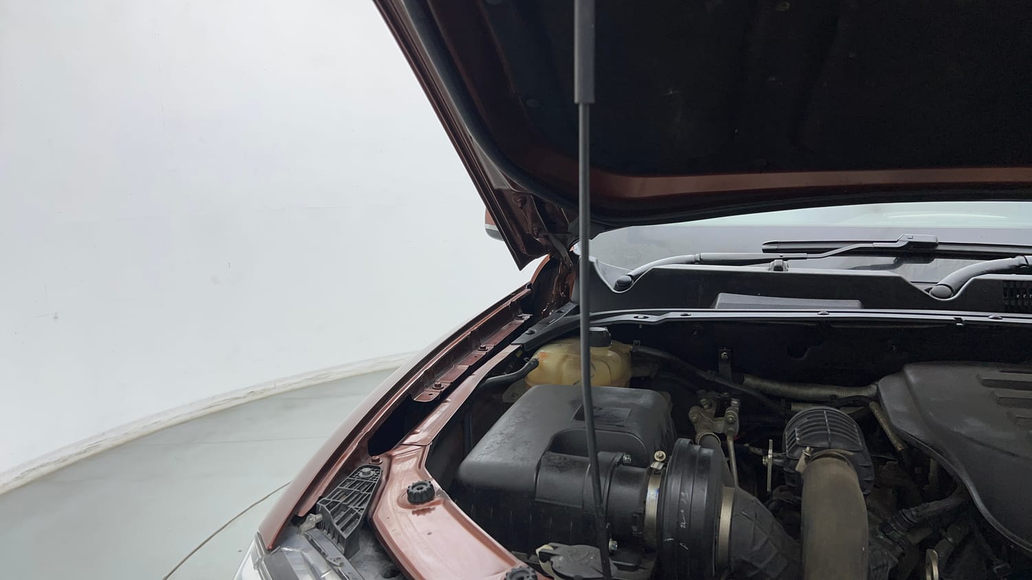 Used 2023 Mahindra Scorpio N Z8 L Petrol MT 7 STR Petrol Manual engine ENGINE RIGHT SIDE HINGE & APRON VIEW
