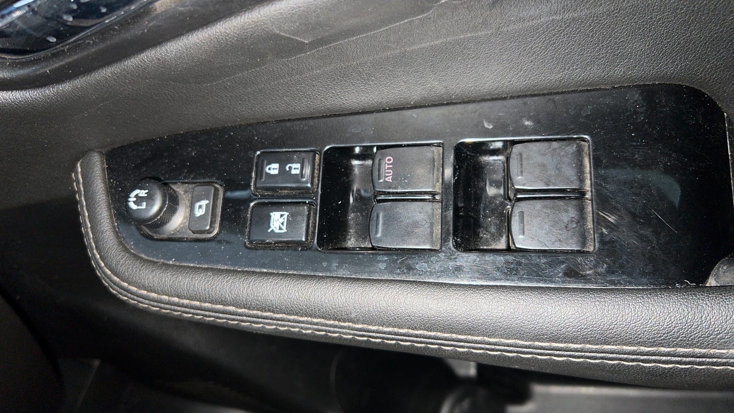 Used 2024 Toyota Urban Cruiser Hyryder G AT NeoDrive Petrol Automatic top_features Ambient interior lighting