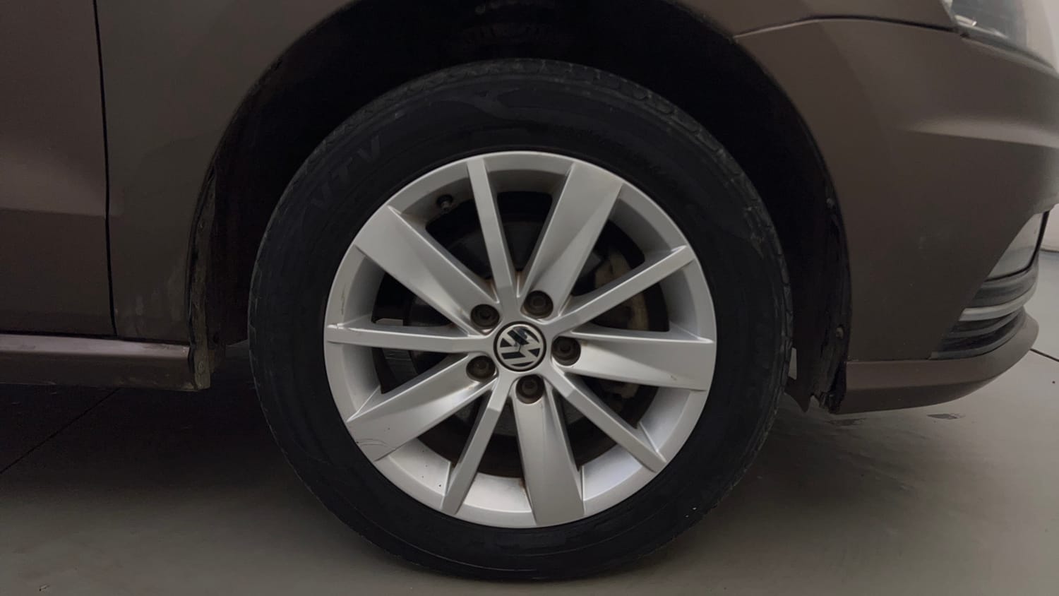 Used 2016 Volkswagen Ameo Highline1.2L (P) Petrol Manual tyres RIGHT FRONT TYRE RIM VIEW