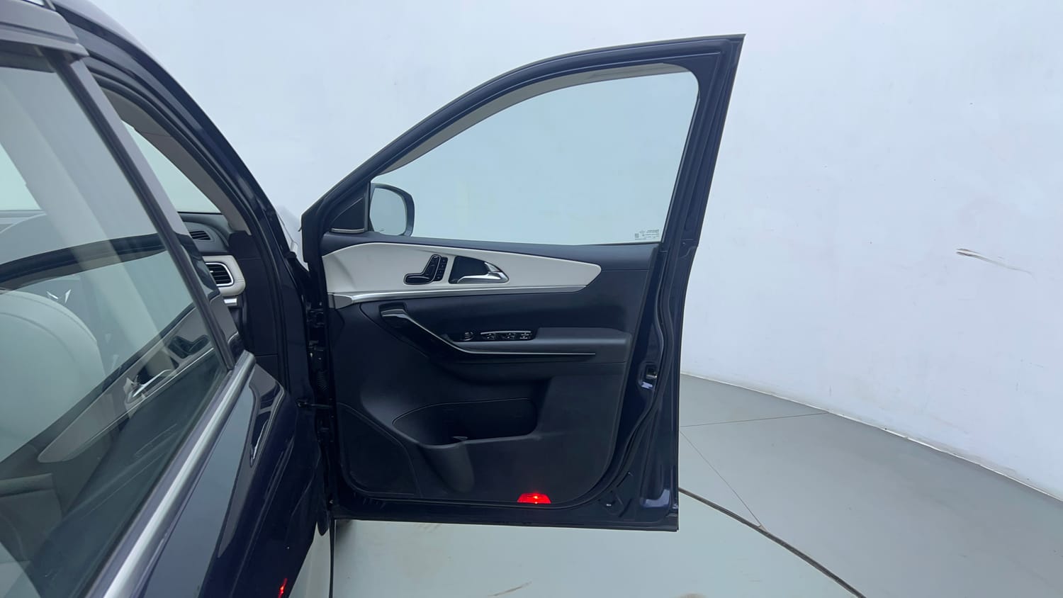 Used 2021 Mahindra XUV700 AX 7 Petrol AT Luxury Pack 7 STR Petrol Automatic interior RIGHT FRONT DOOR OPEN VIEW
