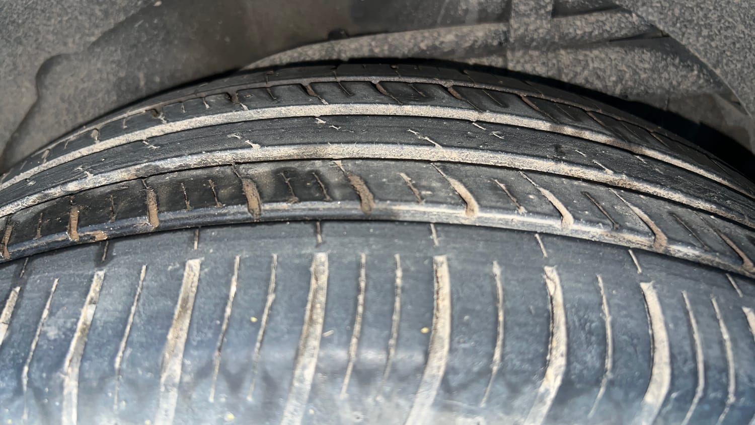 Used 2016 Mahindra XUV500 W10 AT Diesel Automatic tyres LEFT REAR TYRE TREAD VIEW