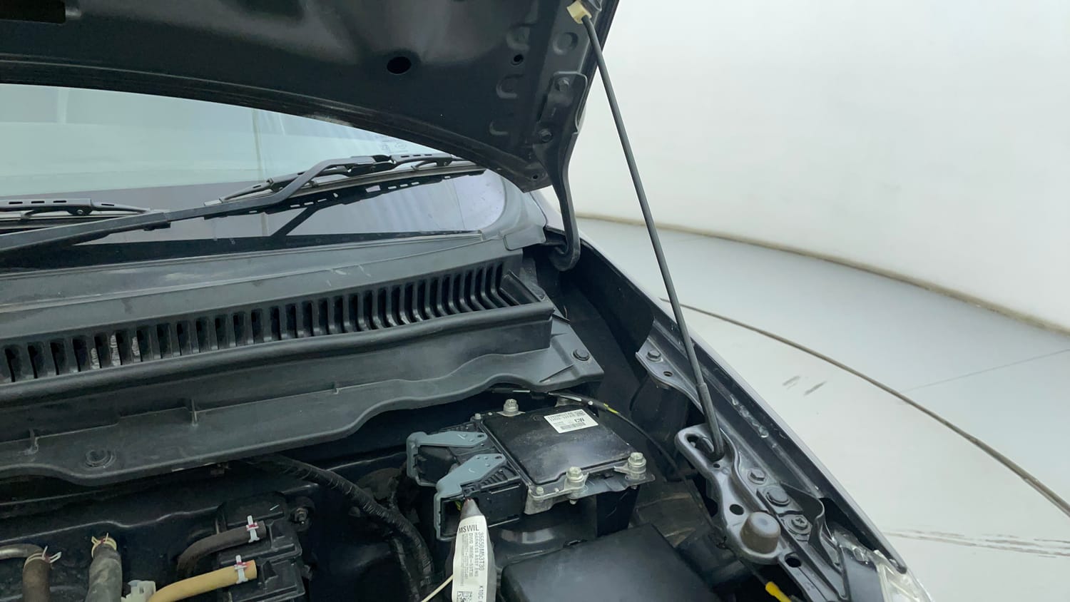 Used 2023 Maruti Suzuki Alto K10 VXi Petrol Manual engine ENGINE LEFT SIDE HINGE & APRON VIEW